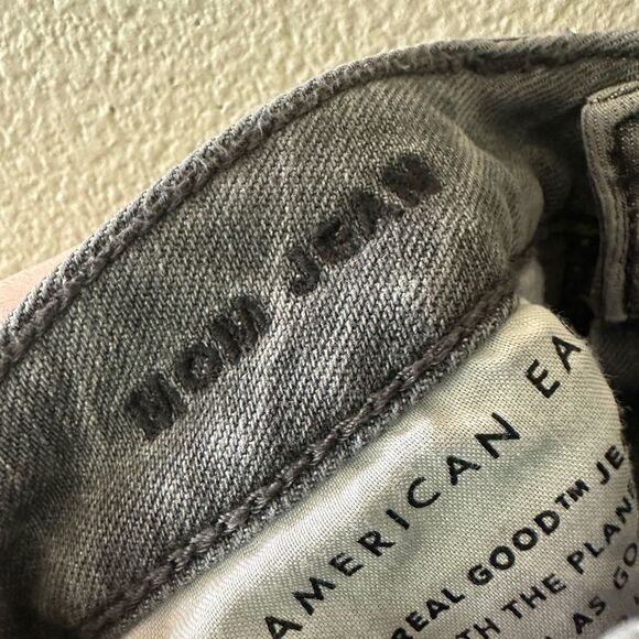 American Eagle Distressed Mom Jean High Waist Grey Wash Denim Tapered Size 6 - Picture 3 of 6